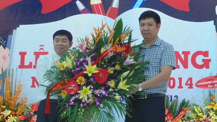 Thầy Đỗ Quang Hợp – Hiệu trưởng Trường Tiểu học Ngôi Sao Hà Nội vinh dự nhận lẵng hoa chúc mừng nhân ngày khai trường.